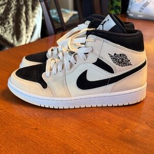 Nike Air Jordan Retro 1 Mid “Barely Orange”